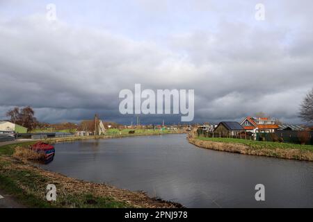 Canal circulaire du Zuidplaspolder avec des nuages sombres au-dessus de lui à Moordrecht aux pays-Bas Banque D'Images