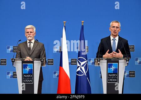 Bruxelles, Belgique. 19th avril 2023. Le président tchèque Petr Pavel (à gauche) commence une visite de trois jours à Bruxelles. Il rencontre le Secrétaire général de l'OTAN, M. Jens Stoltenberg, à Bruxelles, en Belgique, au 19 avril 2023. Crédit : Katerina Sulova/CTK photo/Alamy Live News Banque D'Images