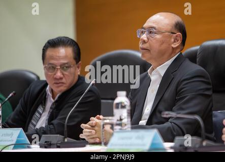 Chiang Mai, Thaïlande. 19th avril 2023. Dechboon Maprasert (R) Président de l'Organisation des parcs zoologiques de Thaïlande, prend la parole lors d'une conférence de presse. Lin hui, Panda géant, meurt au zoo de Chiang Mai à l'âge de 21 ans. Des fonctionnaires des agences de Thaïlande et de Chine collaborent pour déterminer la cause exacte de sa mort. Crédit : SOPA Images Limited/Alamy Live News Banque D'Images