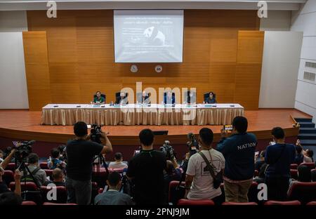 Chiang Mai, Thaïlande. 19th avril 2023. Des hommes des médias locaux sont vus filmer des vidéos lors d'une conférence de presse. Lin hui, Panda géant, meurt au zoo de Chiang Mai à l'âge de 21 ans. Des fonctionnaires des agences de Thaïlande et de Chine collaborent pour déterminer la cause exacte de sa mort. Crédit : SOPA Images Limited/Alamy Live News Banque D'Images