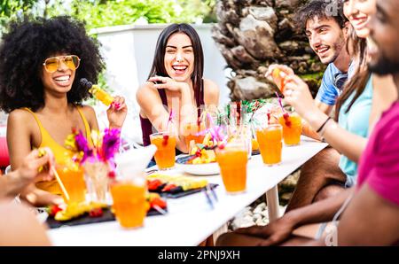 Les gens branchés boivent des cocktails raffinés au jardin de la piscine - les jeunes amis s'amusent dans un complexe de luxe - concept de style de vie avec des hommes et des femmes Banque D'Images