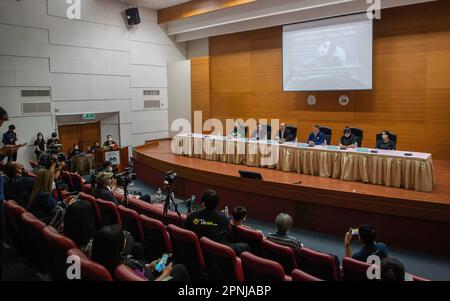 Chiang Mai, Thaïlande. 19th avril 2023. Wuthichai Muangman (2L) Directeur du zoo de Chiang Mai, parle lors d'une conférence de presse. Lin hui, Panda géant, meurt au zoo de Chiang Mai à l'âge de 21 ans. Des fonctionnaires des agences de Thaïlande et de Chine collaborent pour déterminer la cause exacte de sa mort. (Photo de Pongmanat Tasiri/SOPA Images/Sipa USA) crédit: SIPA USA/Alay Live News Banque D'Images