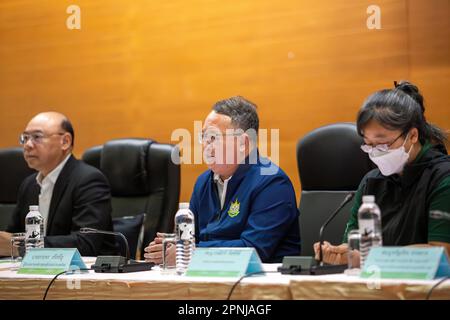 Chiang Mai, Thaïlande. 19th avril 2023. Atthaporn Srihiran (C) Directeur de l'Organisation du Parc zoologique lors d'une conférence de presse. Lin hui, Panda géant, meurt au zoo de Chiang Mai à l'âge de 21 ans. Des fonctionnaires des agences de Thaïlande et de Chine collaborent pour déterminer la cause exacte de sa mort. (Photo de Pongmanat Tasiri/SOPA Images/Sipa USA) crédit: SIPA USA/Alay Live News Banque D'Images