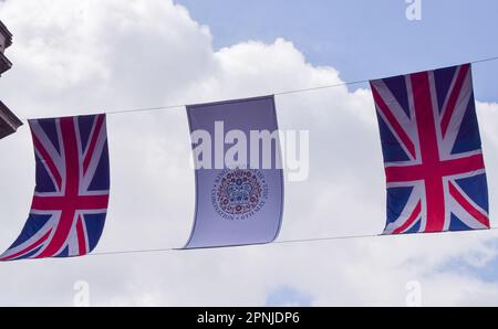 Londres, Royaume-Uni. 19th avril 2023. Union Jacks a été installé dans Oxford Street alors que les préparatifs pour le couronnement du roi Charles III et de la reine Camilla, qui a lieu sur 6 mai, se poursuivent autour de Londres. Banque D'Images