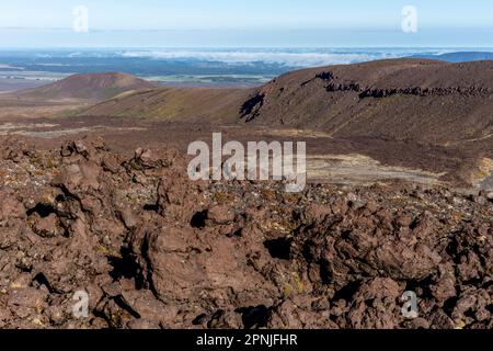 Paysage volcanique sur la promenade de Tongariro Alpine Crossing, parc national de Tongariro, Île du Nord, Nouvelle-Zélande. Banque D'Images