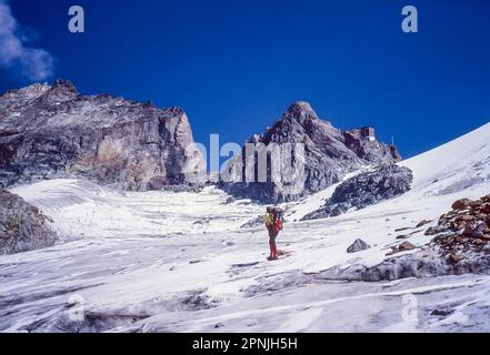 Un seul grimpeur se rend à l'approche de la cabane du Club alpin suisse Cabane Bertol perché sur la crête de Chamonix à Zermatt haute route Banque D'Images