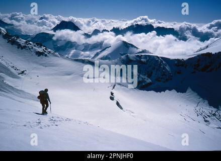 Un seul grimpeur passe au-dessus du haut col alpin du plateau du Couloir sur Chamonix jusqu'à la route Zermatt haute Banque D'Images