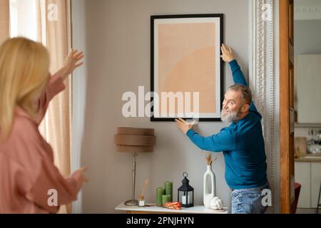Affiche suspendue pour les conjoints âgés dans le cadre de la décoration murale de la maison Banque D'Images