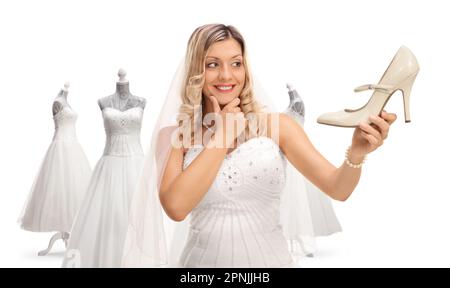 Mariée choisissant des chaussures et une robe pour son mariage isolé sur fond blanc Banque D'Images