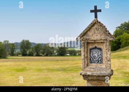 Sanctuaire catholique avec une image religieuse et curcifix en paysage rural dans la vallée de l'Inn River, Bavière, Allemagne Banque D'Images