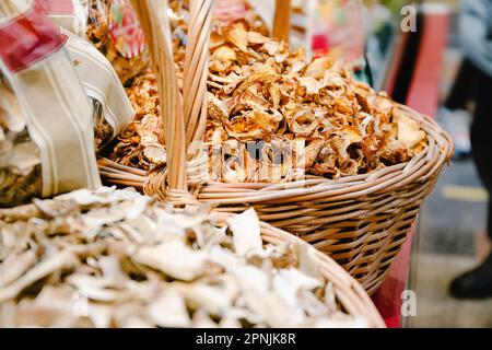 Tranches de champignons séchées, chanterelles séchées en vente dans le magasin, champignons séchés sur le marché, produit riche en protéines, champignons déshydratés, ve Banque D'Images