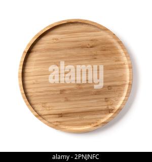 Plaque en bois pour aliments isolée sur fond blanc. Concept ustensiles de cuisine artisanaux. Banque D'Images