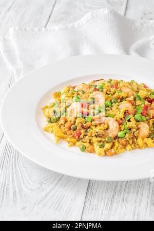 Portion de riz frit avec œufs, légumes et crevettes Banque D'Images