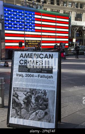 Rallye aux États-Unis Le poste de recrutement des forces armées de Times Square, New York, pour mettre un terme à l'expansion militaire américaine dans le monde entier, attisant les incendies et les menaces d'opposition à l'égard de la Chine et utilisant la guerre en Ukraine pour perpétuer une guerre par procuration avec la Russie pour étendre la domination américaine sur la scène internationale. Banque D'Images