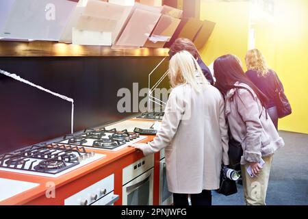 Les clients d'un magasin d'appareils électroménagers Banque D'Images