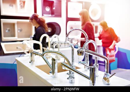 Clients dans un magasin de robinets, d'éviers et d'appareils de cuisine Banque D'Images