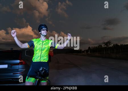 Triathlète en équipement professionnel courant tôt le matin, se préparant pour un marathon, dévouement au sport et prêt à relever les défis de Banque D'Images