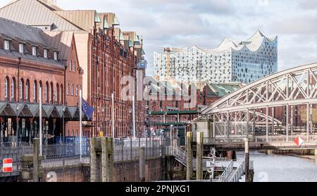 Hambourg, Allemagne. 31st mars 2023. Vue sur le Zollkanal jusqu'à l'Elbphilharmonie. Credit: Markus Scholz/dpa/Alay Live News Banque D'Images