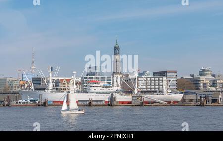 Hambourg, Allemagne. 03rd avril 2023. Vue sur l'Elbe jusqu'au bateau musée Cap San Diego et la promenade de l'Elbe avec le monument « le Michel » en arrière-plan. Credit: Markus Scholz/dpa/Alay Live News Banque D'Images