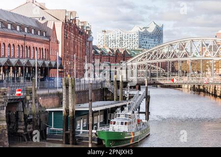 Hambourg, Allemagne. 31st mars 2023. Vue sur le Zollkanal jusqu'à l'Elbphilharmonie. Credit: Markus Scholz/dpa/Alay Live News Banque D'Images