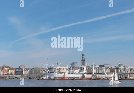 Hambourg, Allemagne. 03rd avril 2023. Vue sur l'Elbe jusqu'au bateau musée Cap San Diego et la promenade de l'Elbe avec le monument « le Michel » en arrière-plan. Credit: Markus Scholz/dpa/Alay Live News Banque D'Images