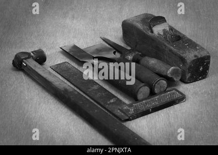 Différents outils utilisés dans le travail de menuiserie. Banc de travail avec les outils d'un charpentier faisant du travail de bois. Banque D'Images