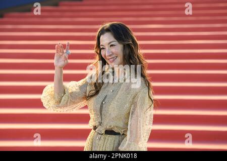 Michelle Yeoh Choo-Kheng, lauréate d'un Oscar, pose pour une photo au tapis rouge de la cérémonie des Hong Kong film Awards 41st au Centre culturel de Hong Kong à Tsim Sha Tsui. 16APR23 SCMP / Sam Tsang Banque D'Images