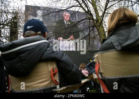 Varsovie, Pologne, 19/04/2023, les citoyens et les participants à la cérémonie sont vus regarder sur grand écran le discours du Président de l'Allemagne - Frank-Walter Steinmeier pendant la cérémonie. La Pologne a marqué le 80th anniversaire du soulèvement du ghetto de Varsovie - une violente révolte qui s'est produite de 19 avril à 16 mai 1943, pendant la Seconde Guerre mondiale Les habitants du ghetto juif de Varsovie, occupé par les nazis, ont organisé la révolte armée pour empêcher les déportations vers les camps d'extermination dirigés par les nazis. Le soulèvement est devenu un symbole éternel de la résistance des juifs polonais contre l'Holocauste. Entre 1942 et 1943 germe Banque D'Images