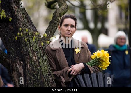 Varsovie, Pologne, 19/04/2023, participant à la cérémonie vu tenir des jonquilles comme symbole du soulèvement du ghetto pendant la cérémonie. La Pologne a marqué le 80th anniversaire du soulèvement du ghetto de Varsovie - une violente révolte qui s'est produite de 19 avril à 16 mai 1943, pendant la Seconde Guerre mondiale Les habitants du ghetto juif de Varsovie, occupé par les nazis, ont organisé la révolte armée pour empêcher les déportations vers les camps d'extermination dirigés par les nazis. Le soulèvement est devenu un symbole éternel de la résistance des juifs polonais contre l'Holocauste. Entre 1942 et 1943 Allemands ont transporté plus de 300 000 Juifs de la Ghett de Varsovie Banque D'Images