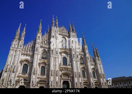 Milan, Italie. 19th avril 2023. Milan, Italie, 19 avril 2023: Vue générale de la cathédrale de Milan - Duomo di Milano - avant le quart de finale de football de la Ligue des champions de l'UEFA entre Inter et Benfica au Stadio San Siro à Milan, Italie. (Daniela Porcelli/SPP) crédit: SPP Sport presse photo. /Alamy Live News Banque D'Images