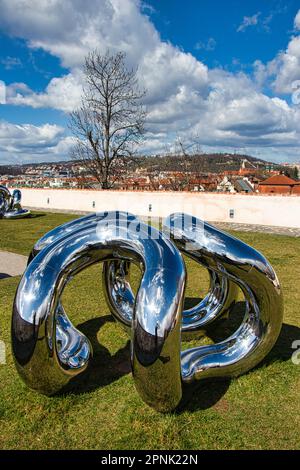 Sculptures extérieures de Lukas Rais au jardin de Bastion appelé forme de matière légère et vous. Banque D'Images