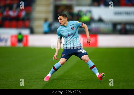 AESSEAL New York Stadium, Rotherham, Angleterre - 18th avril 2023 Connor Roberts (14) de Burnley - pendant le match Rotherham United contre Burnley, Sky Bet Championship, 2022/23, AESSEAL New York Stadium, Rotherham, Angleterre - 18th avril 2023 crédit : Arthur Haigh/WhiteRosePhotos/Alay Live News Banque D'Images