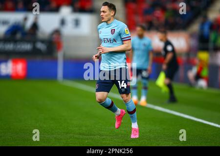 AESSEAL New York Stadium, Rotherham, Angleterre - 18th avril 2023 Connor Roberts (14) de Burnley - pendant le match Rotherham United contre Burnley, Sky Bet Championship, 2022/23, AESSEAL New York Stadium, Rotherham, Angleterre - 18th avril 2023 crédit : Arthur Haigh/WhiteRosePhotos/Alay Live News Banque D'Images