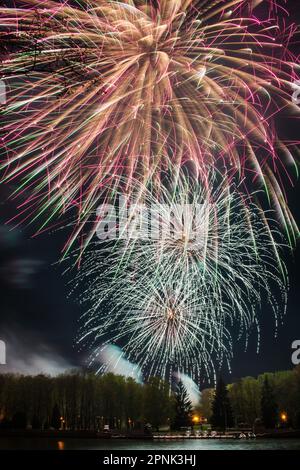 Feux d'artifice multicolores lumineux dans le ciel nocturne noir pendant les vacances Banque D'Images