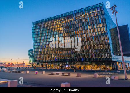 Vue extérieure sur Harpa, une salle de concert et un centre de conférence à Reykjavik, en Islande Banque D'Images