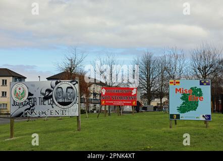 Affiches politiques sur la route Lecky à Derry Banque D'Images