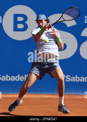 Barcelone, Espagne. 19th avril 2023. BARCELONE, ESPAGNE - AVRIL 19: .Nicolas Jarry du Chili pendant l'Open de Barcelone Banc Sabadell 70 Trofeo Conde Godo jeu contre Nicolas Jarry et Karen Jachanov au Real Club de Tenis Barcelone sur 19 avril 2023 à Barcelone, Espagne (Credit image: © David Ramirez/DAX via ZUMA Press Wire) USAGE ÉDITORIAL SEULEMENT! Non destiné À un usage commercial ! Banque D'Images