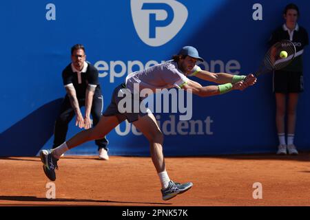 BARCELONE, ESPAGNE - AVRIL 19: Nicolas Jarry du Chili pendant le tournoi de Barcelone Banc Sabadell 70 Trofeo Conde Godo contre Nicolas Jarry et Karen Jachanov au Real Club de Tenis Barcelone sur 19 avril 2023 à Barcelone, Espagne Banque D'Images