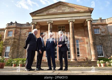 (Gauche-droite) l'ancien taoiseach Bertie Ahern, le Premier ministre Rishi Sunak, l'ancien président américain Bill Clinton et l'ancien premier ministre Sir Tony Blair devant le château de Hillsborough, ont fait leur co-down avant un dîner de gala à la fin de la conférence internationale marquant le 25th anniversaire de l'Accord de Belfast/Vendredi Saint. Date de la photo: Mercredi 19 avril 2023. Banque D'Images