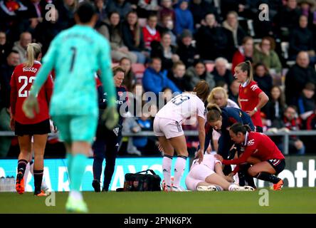 Leah Williamson d'Arsenal a besoin de soins médicaux après avoir été blessé pendant le match de la Super League pour femmes de Barclays au Leigh Sports Village, Manchester. Date de la photo: Mercredi 19 avril 2023. Banque D'Images