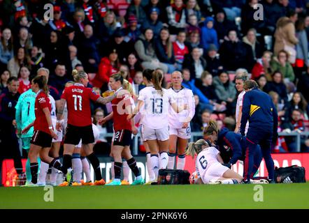 Leah Williamson d'Arsenal a besoin de soins médicaux après avoir été blessé pendant le match de la Super League pour femmes de Barclays au Leigh Sports Village, Manchester. Date de la photo: Mercredi 19 avril 2023. Banque D'Images