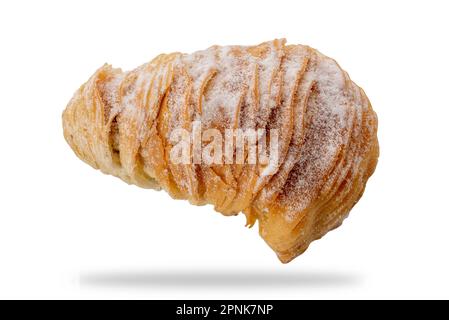 Sfogliatella pâte feuilletée typique de Naples, isolée sur blanc avec chemin de coupure inculse Banque D'Images