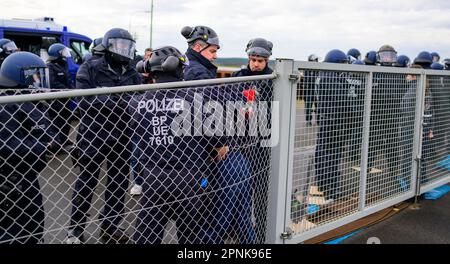 Esterholz, Allemagne. 30th mars 2023. Les policiers fédéraux retirent les manifestants présumés d'une porte pendant un exercice. Credit: Philipp Schulze/dpa/Alamy Live News Banque D'Images