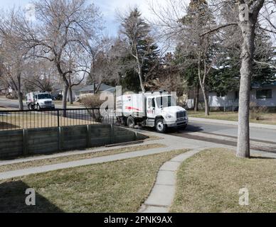 Au printemps, on peut voir des flottes de balayeuses de rue nettoyer des rues résidentielles à Calgary, en Alberta. Noter les roues directrices jumelées. Banque D'Images