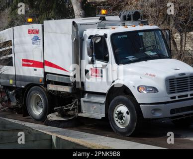 Au printemps, on peut voir des flottes de balayeuses de rue nettoyer des rues résidentielles à Calgary, en Alberta. Noter les roues directrices jumelées. Banque D'Images