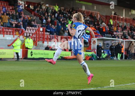 Stade Broadfield, Crawley, Royaume-Uni. 19th avril 2023. Katie Robinson (22, Brighton) célèbre son but lors d'un match dans la Super League féminine de Barclays le 19 avril 2023, entre Brighton & Hove Albion et Everton Women au Broadfield Stadium, Crawley, Royaume-Uni (Bettina Weissensteiner/SPP) Credit: SPP Sport Press photo. /Alamy Live News Banque D'Images