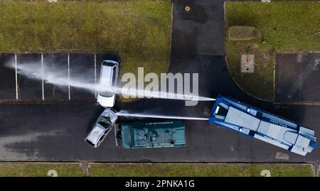 Uelzen, Allemagne. 30th mars 2023. Un véhicule blindé de la police fédérale allemande de type Sonderwagen 4 (M) et un canon à eau sont utilisés pendant un exercice. Credit: Philipp Schulze/dpa/Alamy Live News Banque D'Images