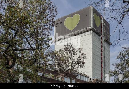 Londres, Royaume-Uni. 29th octobre 2022. Le bâtiment social de la « Grenfell Tower », situé dans le quartier de Notting Hill à Londres, a été enveloppé après un incendie à grande échelle dévastateur. Lors d'un incendie en 2017, plus de 70 personnes y sont mortes lorsque le feu d'un appartement s'est propagé à l'ensemble du bâtiment via la façade d'isolation thermique combustible. Credit: Jan Woitas/dpa/Alay Live News Banque D'Images