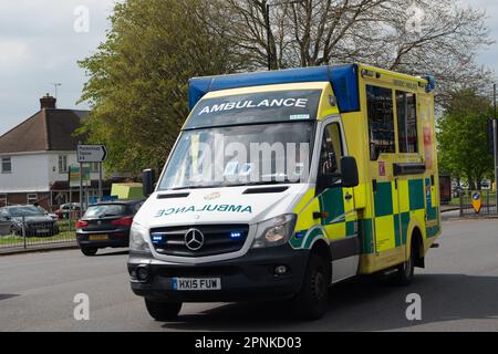 Slough, Berkshire, Royaume-Uni. 19th avril 2023. Une ambulance du service d'ambulance du centre-sud sur un appel à Slough, Berkshire. De nombreux patients s'inquiètent de la possibilité de nouvelles grèves par les infirmières du NHS et les médecins subalternes qui sont menacés d'avoir lieu en même temps. Crédit : Maureen McLean/Alay Live News Banque D'Images