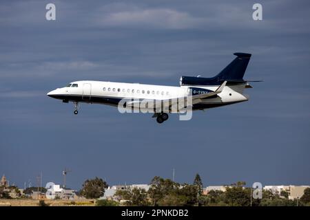 Dassault Falcon 7X (REG: G-SVNX) débarquant après un vol de 9 heures depuis l'Inde. Banque D'Images